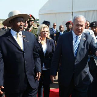 Netanyahu arriba a Uganda para iniciar gira por África