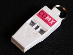 Mancera presentó este el silbato para erradir el acoso hacia las mujeres. TWITTER / @ManceraMiguelMX