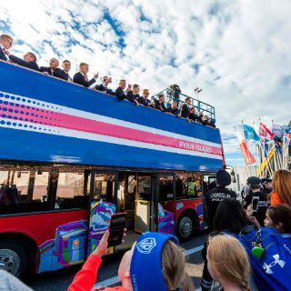 Miles de islandeses reciben a sus héroes