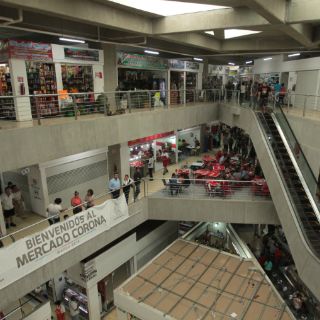 Locatarios piden cobrar uso de baños en el Mercado Corona