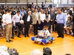 Nuño oberva al gobernador Aristóteles dominar un balón que fue lanzado por un robot. EL INFORMADOR / P. Franco