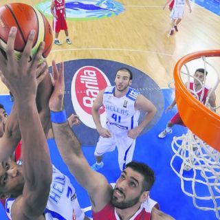 Grecia e Italia debutan con sólidos triunfos