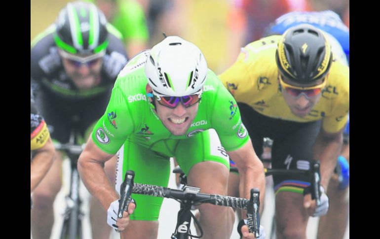 Final cerrado. Mark Cavendish hace el último esfuerzo para cruzar la meta en primer lugar. EFE / S. Nogier