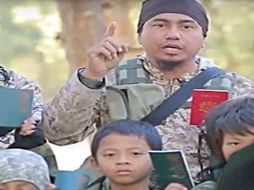 El yihadista aparece rodeado de niños, así como de hombres y mujeres armados. ESPECIAL /