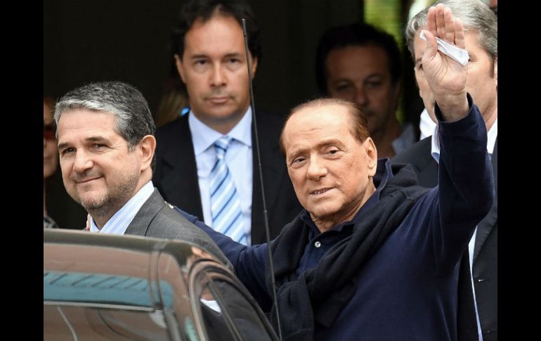 El expresidente del Gobierno italiano Silvio Berlusconi (d) saluda a su salida del Hospital de San Raffaele en Milán. EFE / D. Dal Zennaro