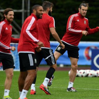 Bale regresa al trabajo con el grupo