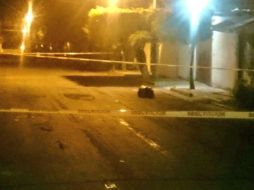 El bote estaba envuelto en una bolsa negra y atado con una cinta en la calle Volcán Boquerón. EL INFORMADOR /