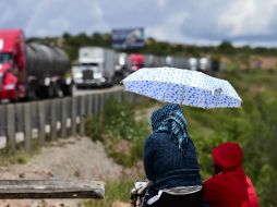 Padres de familia y maestros bloquean la carretera intermitentemente. AFP / R. Schemidt
