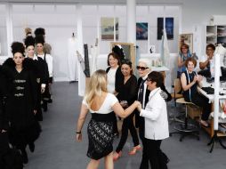 Al final, Lagerfeld sale a saludar a los invitados acompañado de algunas de las costureras. AFP / P. Kovarick