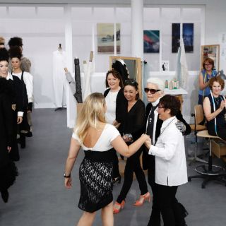 Chanel lleva su desfile a sus talleres de costura