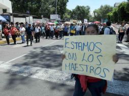 Maestros y padres de familia marchan en apoyo al movimiento magisterial de la CNTE. SUN / A. Martínez