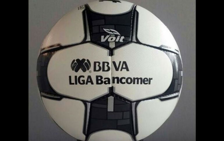 Con un diseño de color blanco con tonos negros, la marca Voit quiere retomar la época de oro del torneo nacional. TWITTER / @LIGABancomerMX