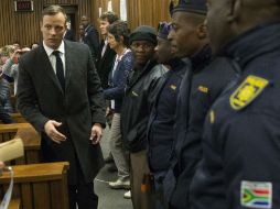 Oscar Pistorius al momento de su llegada al tribunal de Pretoria, momentos antes de escuchar su sentencia. AP / M. Langori