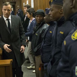 Condenan a Oscar Pistorius a seis años de cárcel