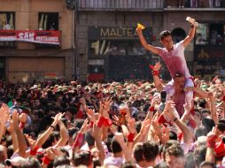 El casco viejo de la capital navarra se llenó de miles personas vestidas de blanco con pañuelos rojos alzados. EFE / J. Lizón