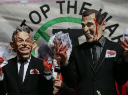 Manifestantes caracterizados como Blair y Bush protestan contra quienes decidieron la invasión de Iraq en 2003. AFP / D. Leal-Olivas