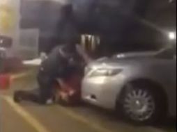 El hecho representa el último de una serie de casos de supuesta brutalidad policial contra sospechosos afroamericanos en EU. YOUTUBE / Apple News