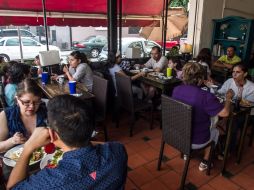 A la hora de la comida, generalmente los lugares lucen llenos por lo que debes de saber qué alimentos te servirán de manera rápida. EL INFORMADOR / ARCHIVO