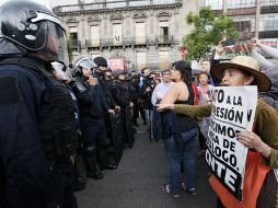 Los manifestantes en la Ciudad de México fueron bloqueados por la fuerza pública que les impidió llegar al Zócalo. EFE / S.Nuñez