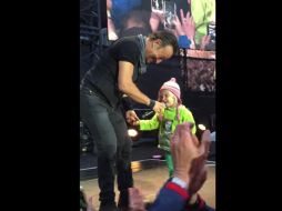 Fue durante un show en Oslo que una niña disfruto de cerca al artista. YOUTUBE / TA
