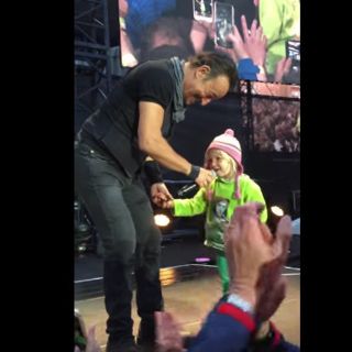 Niña canta junto a Bruce Springsteen en concierto