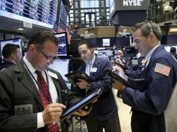 El Dow Jones se apoyó en el alza del precio del petróleo y en las actas de la última reunión de la Reserva Federal. EFE / A. Gombert