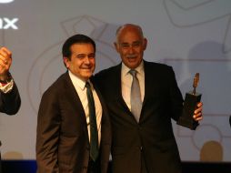 González Íñigo (d) recibiendo su reconocimiento. EL INFORMADOR / R. Tamayo