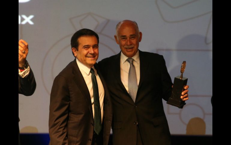 González Íñigo (d) recibiendo su reconocimiento. EL INFORMADOR / R. Tamayo