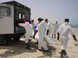 Hasta el momento, médicos forenses han practicado 52 autopsias. AP /