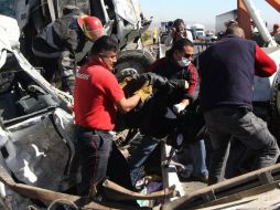 Paramédicos de la Cruz Roja auxilian a los heridos; en el autobús viajaban 70 turistas. NTX / ARCHIVO