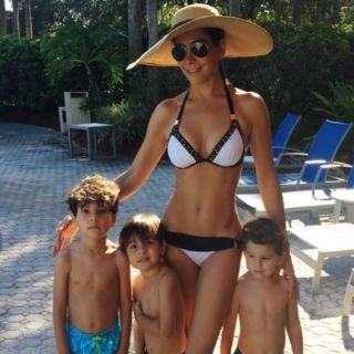 Patricia Manterola luce su figura junto a sus hijos
