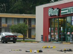 El sospechoso efectuó disparos a las 2:15 de la madrugada en un hotel, luego abrió fuego contra los oficiales. AP / A. Teague