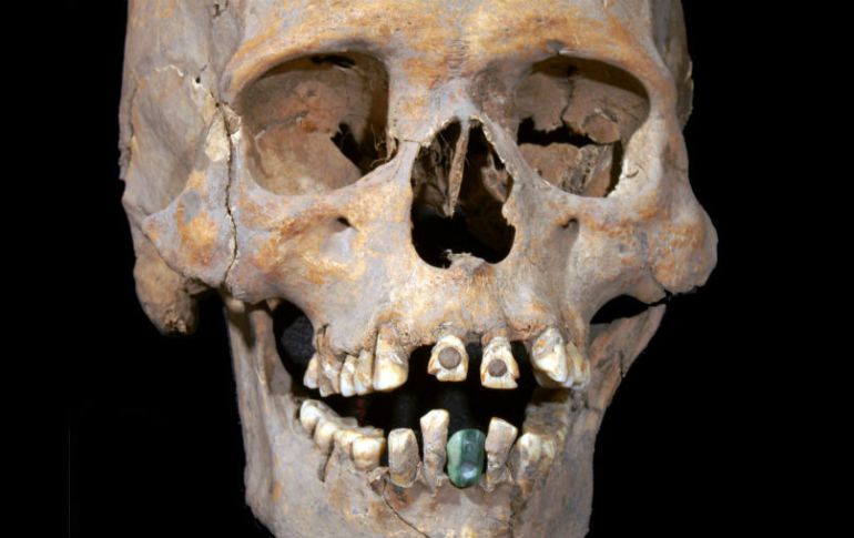 El cráneo posee una prótesis hecha de serpentinita e incrustaciones de pirita, una técnica utilizada en la zona maya. NTX / INAH