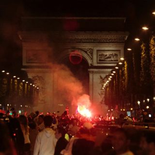 Policías e hinchas se enfrentan en los Campos Elíseos