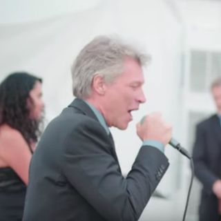 Jon Bon Jovi canta en una boda en Florida