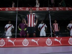 El uniforme principal mantiene la esencia tradicional con el rayado rojiblanco vertical. EL INFORMADOR / F. Atilano