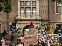 La multitud de la mansión mostraba la diversidad racial de la ciudad, no sólo afroamericanos sino latinos y anglosajones. AFP / S. Maturen
