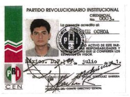 Enrique Ochoa comparte una fotografía que acredita su militancia en el PRI; desde hace 25 años, según dice. TWITTER / @EnriqueOchoaR