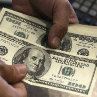 Dólar continúa con descenso, cierra en 18.80 pesos