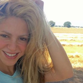 Piqué graba a Shakira batallando con una selfie