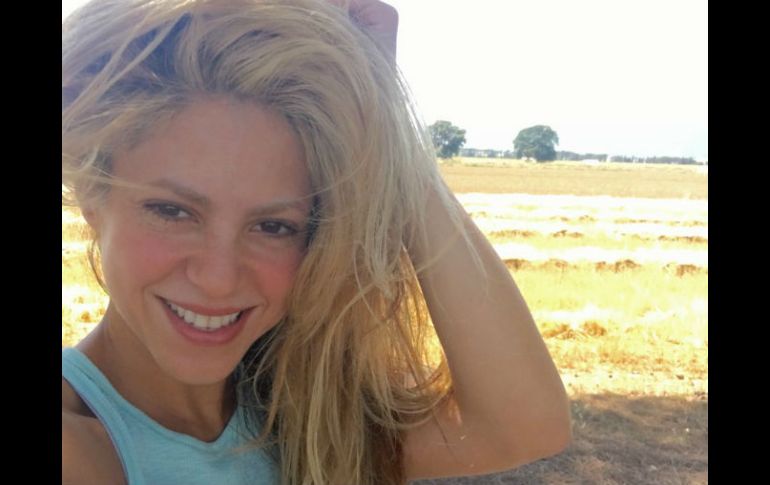 Después de media hora, la cantante logró capturar su destacable cabello rubio ondeado por el viento de España. TWITTER / @shakira