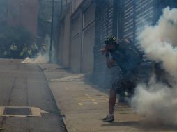 Sujetos a bordo de una motocicleta lanzan explosivos hacia el patio del complejo. EFE / ARCHIVO