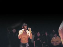 Alan (en la foto metido en su papel de “Diego”) promete mantener al espectador al borde de sus asientos a lo largo de “Login”. ESPECIAL / CORTESÍA TELEVISA