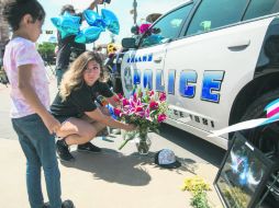 En Dallas unos se sumaron al dolor por la muerte de los policías; la gente salió a las calles al grito de “Las vidas negras importan”. AFP /