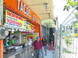 La taquería de Ricardo Lozano reporta una pérdida de 60% de su clientela desde hace 15 días que ampliaron las obras en la avenida. EL INFORMADOR / P. Franco