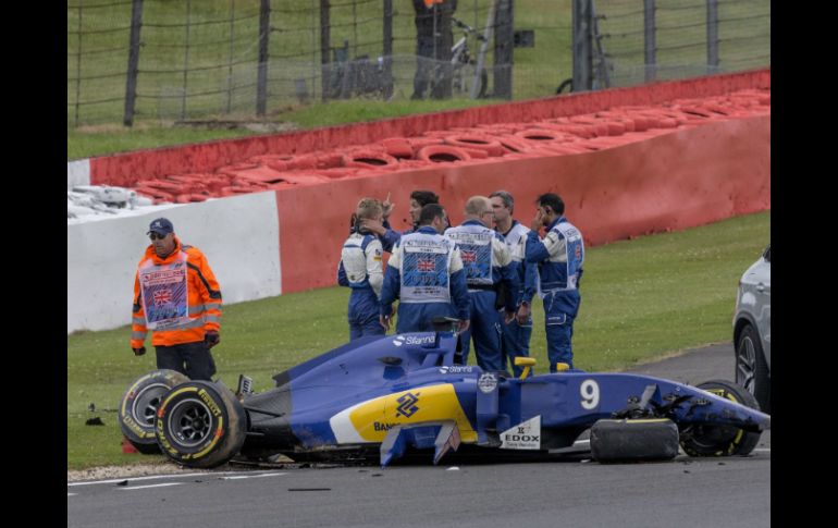 El monoplaza resultó dañado en el choque, pero el piloto logró salir por su propio pie del coche sin síntomas de lesiones. EFE / V. Xhemaj