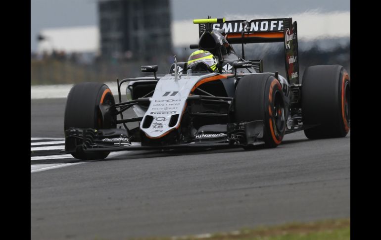 El piloto mexicano conduce su vehículo de la escudería Force India durante la última sesión de entrenamientos libres de este día. AP / L. Bruno