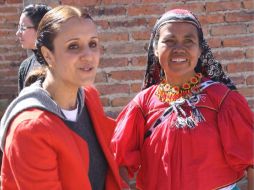 Maye Villa, presidenta del DIF Zapopan (izquierda) junto a mujer indígena beneficiaria del programa. TWITTER / @MayeVillaLemus