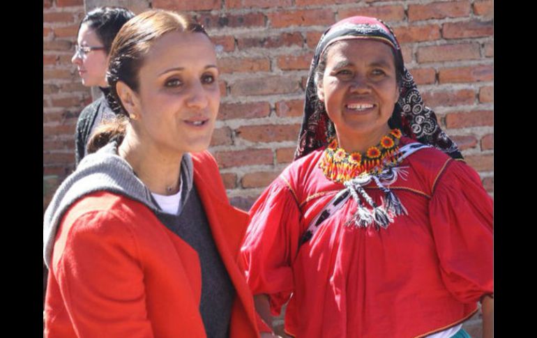Maye Villa, presidenta del DIF Zapopan (izquierda) junto a mujer indígena beneficiaria del programa. TWITTER / @MayeVillaLemus