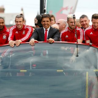 Técnico de Gales asegura su puesto hasta 2018